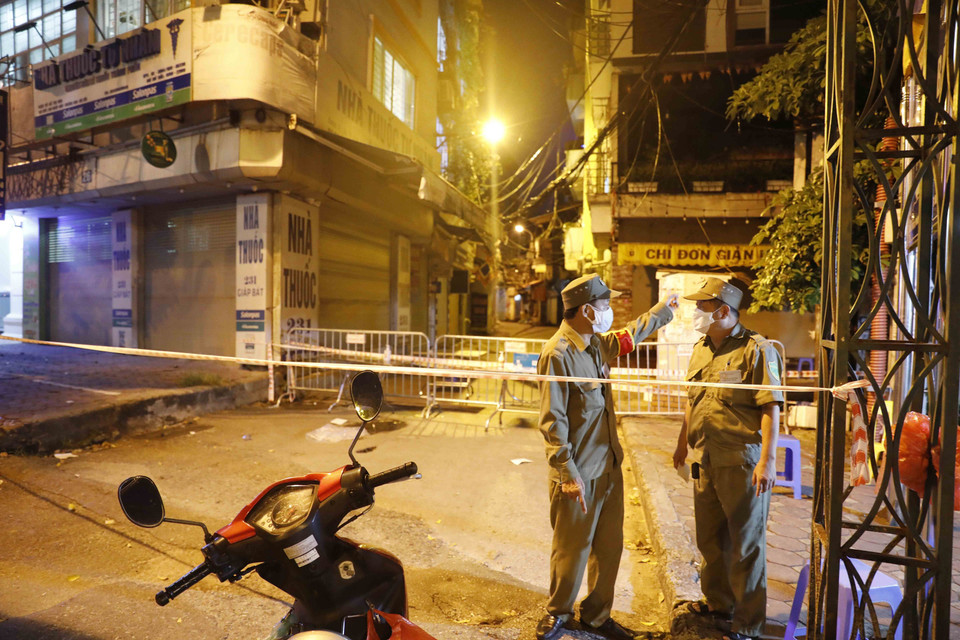 Lực lượng bảo vệ dân phố - những người đóng góp tích cực tại các khu cách ly. (Ảnh: Trần Việt/TTXVN)