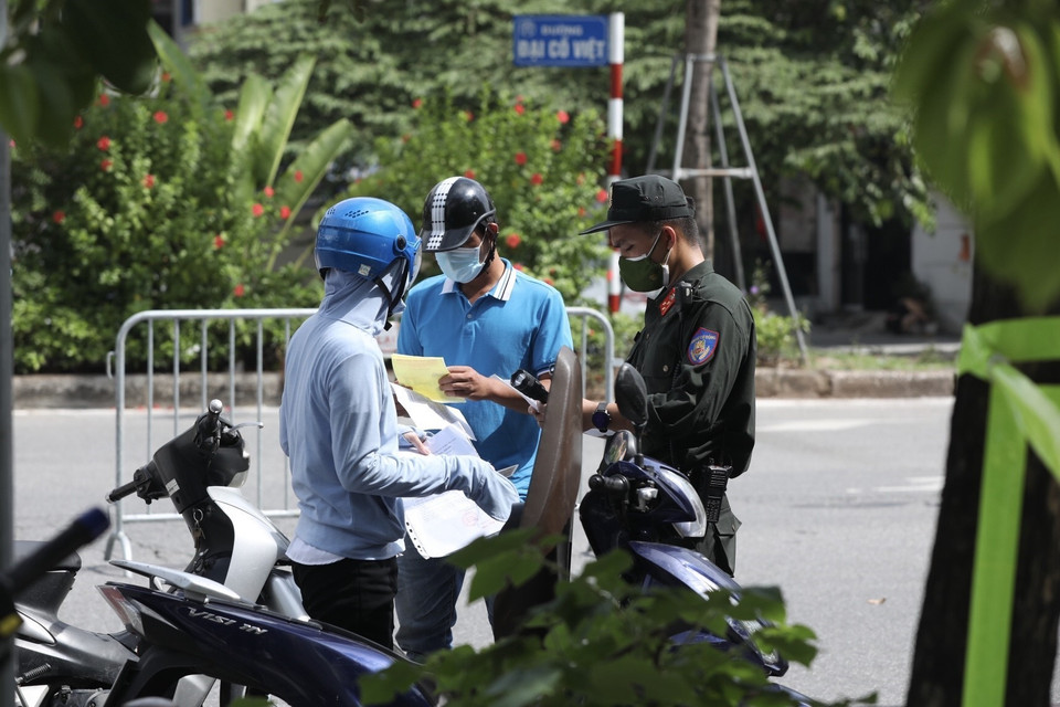 Tổ kiểm soát liên ngành trên địa bàn quận Hai Bà Trưng. (Ảnh: Minh Quyết/TTXVN)
