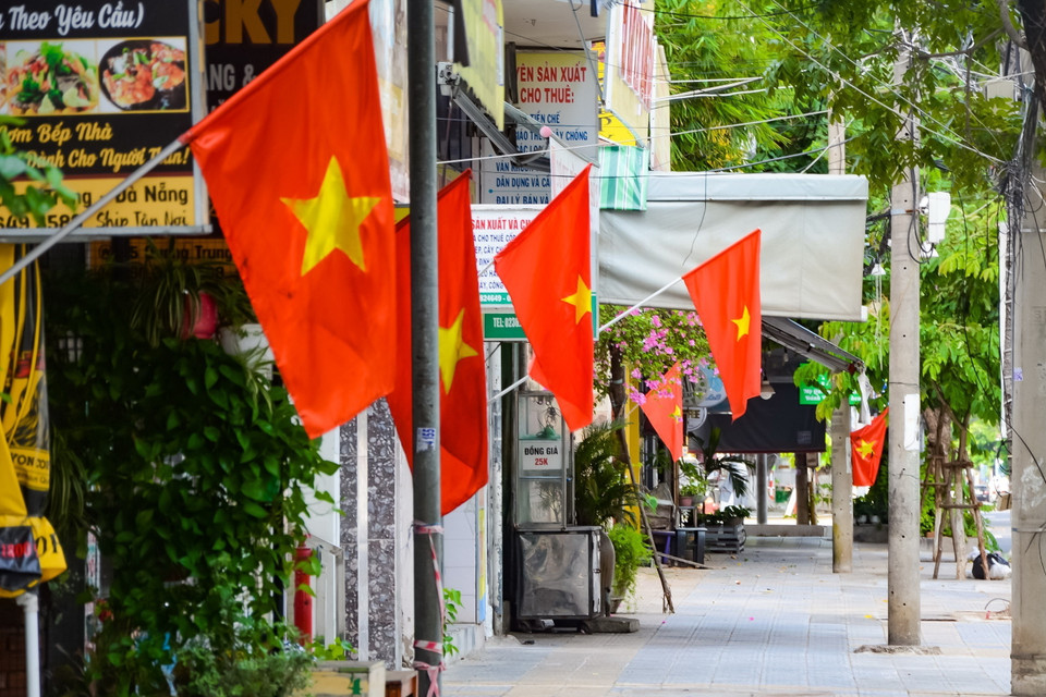 Sáng 2/9, trong thời gian giãn cách 'ai ở đâu thì ở đó,' các ngõ, xóm, khu dân cư của thành phố Đà Nẵng đều treo rực cờ đỏ kỷ niệm ngày Quốc Khánh. (Ảnh: Văn Dũng/TTXVN)