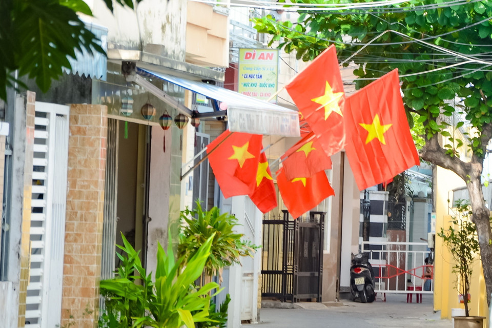 Trên mọi ngõ, hẻm của thành phố Đà Nẵng đều rực đỏ màu cờ. (Ảnh: Văn Dũng/TTXVN)