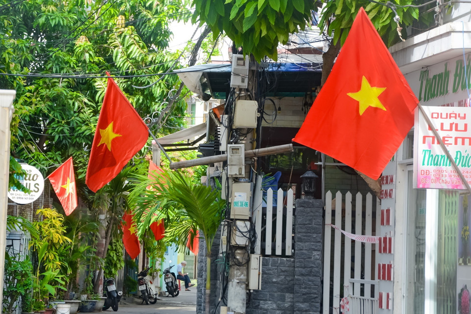Trên mọi ngõ, hẻm của thành phố Đà Nẵng đều rực đỏ màu cờ. (Ảnh: Văn Dũng/TTXVN)