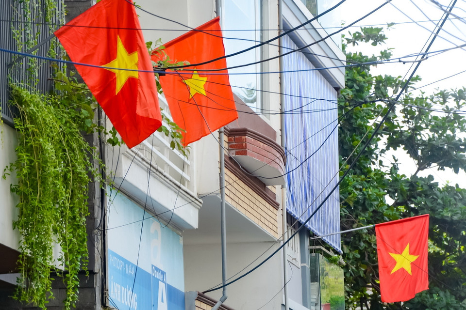 Mặc dù giãn cách "ai ở đâu thì ở đó" nhưng người dân Đà Nẵng treo cờ kỷ niệm ngày Quốc Khánh. (Ảnh: Văn Dũng/TTXVN)