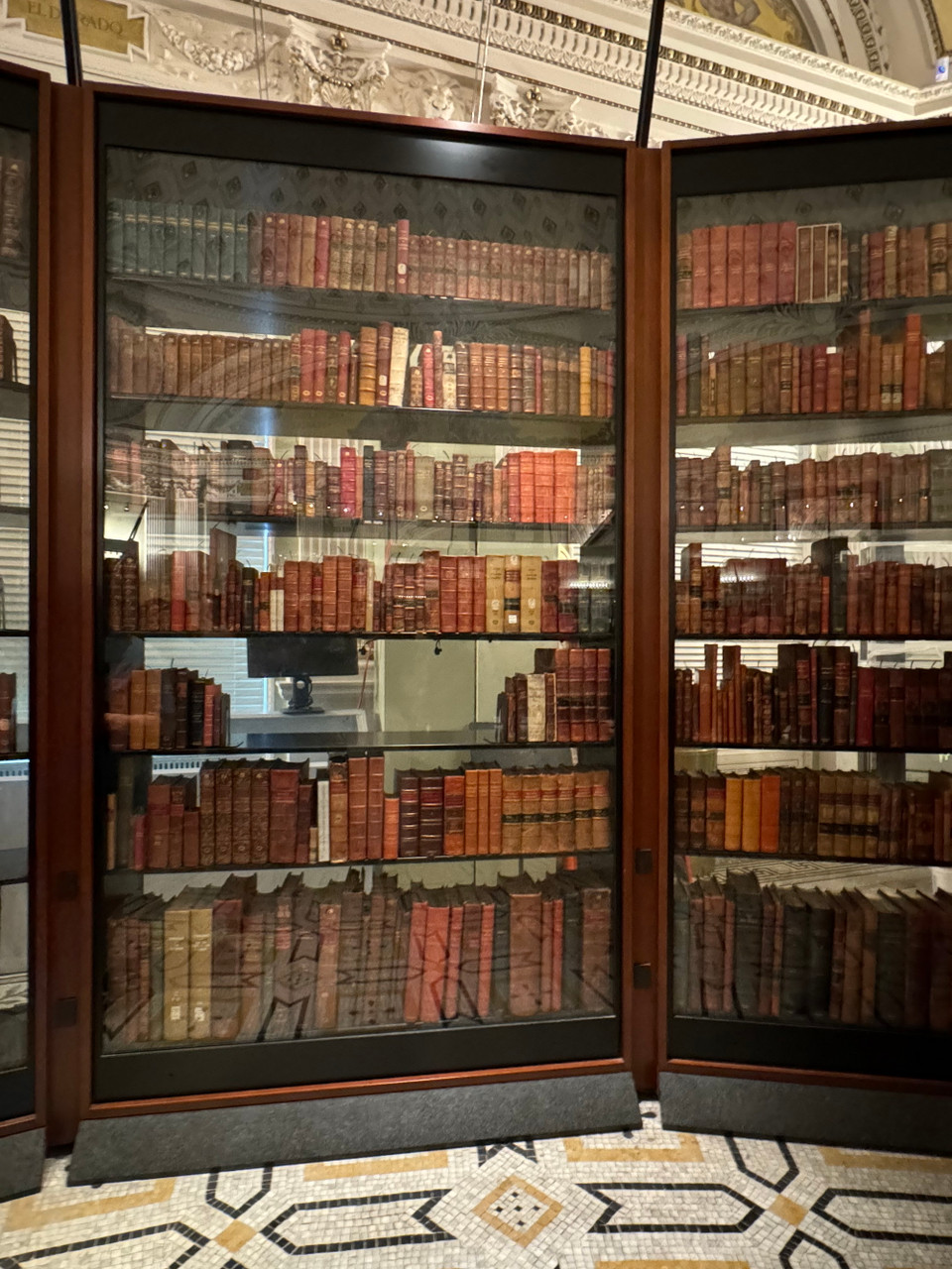 Các bộ sách dành cho khách tham quan được xếp ngăn nắp trong tủ kính. (Ảnh: Kiều Trang/Vietnam+)