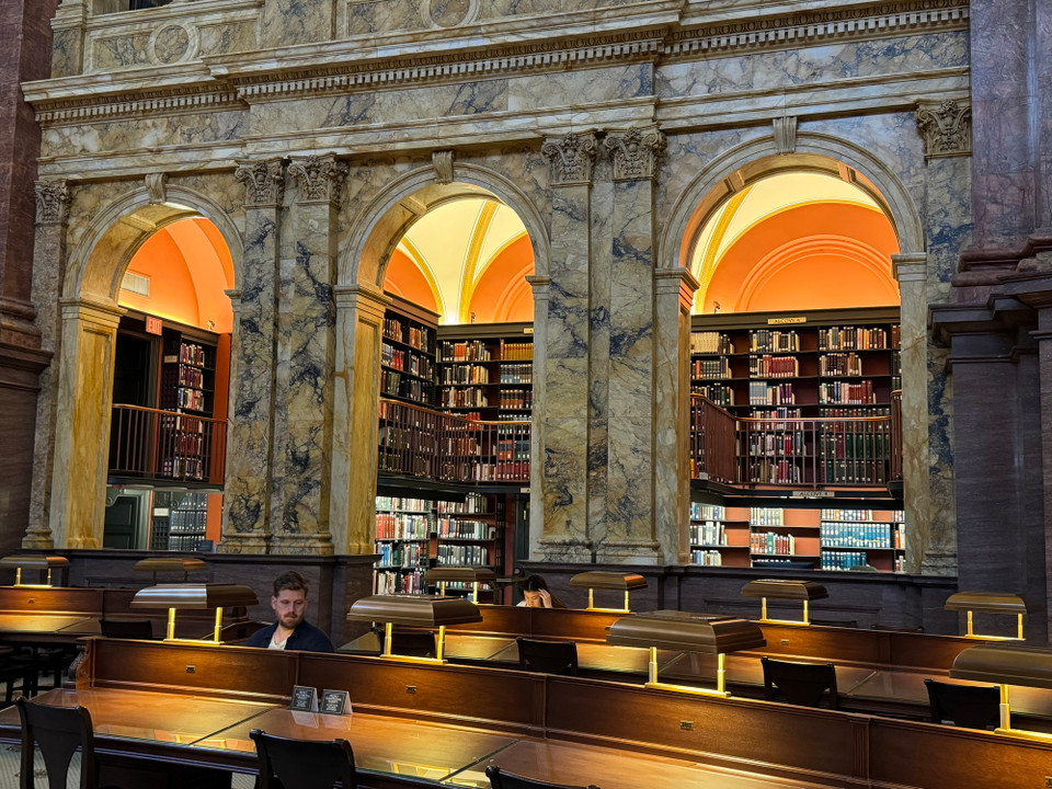 Một số bạn đọc trong phòng đọc chính. (Ảnh: Kiều Trang/Vietnam+)