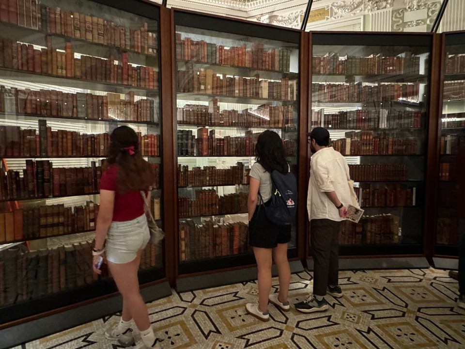 Khu trưng bày sách dành cho khách tham quan thư viện. (Ảnh: Kiều Trang/Vietnam+)