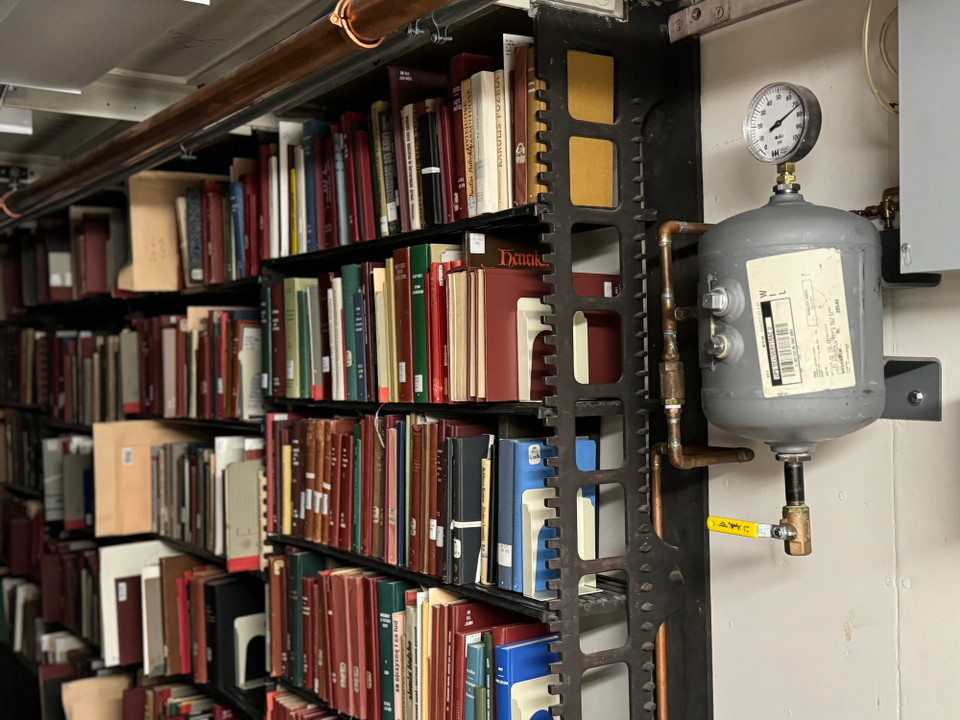 Tại phòng bảo quản, mỗi kệ sách được lắp đặt một máy đo nhiệt độ và độ ẩm không khí để đảm bảo sách luôn được bảo quản trong môi trường tốt nhất. (Ảnh: Kiều Trang/Vietnam+)