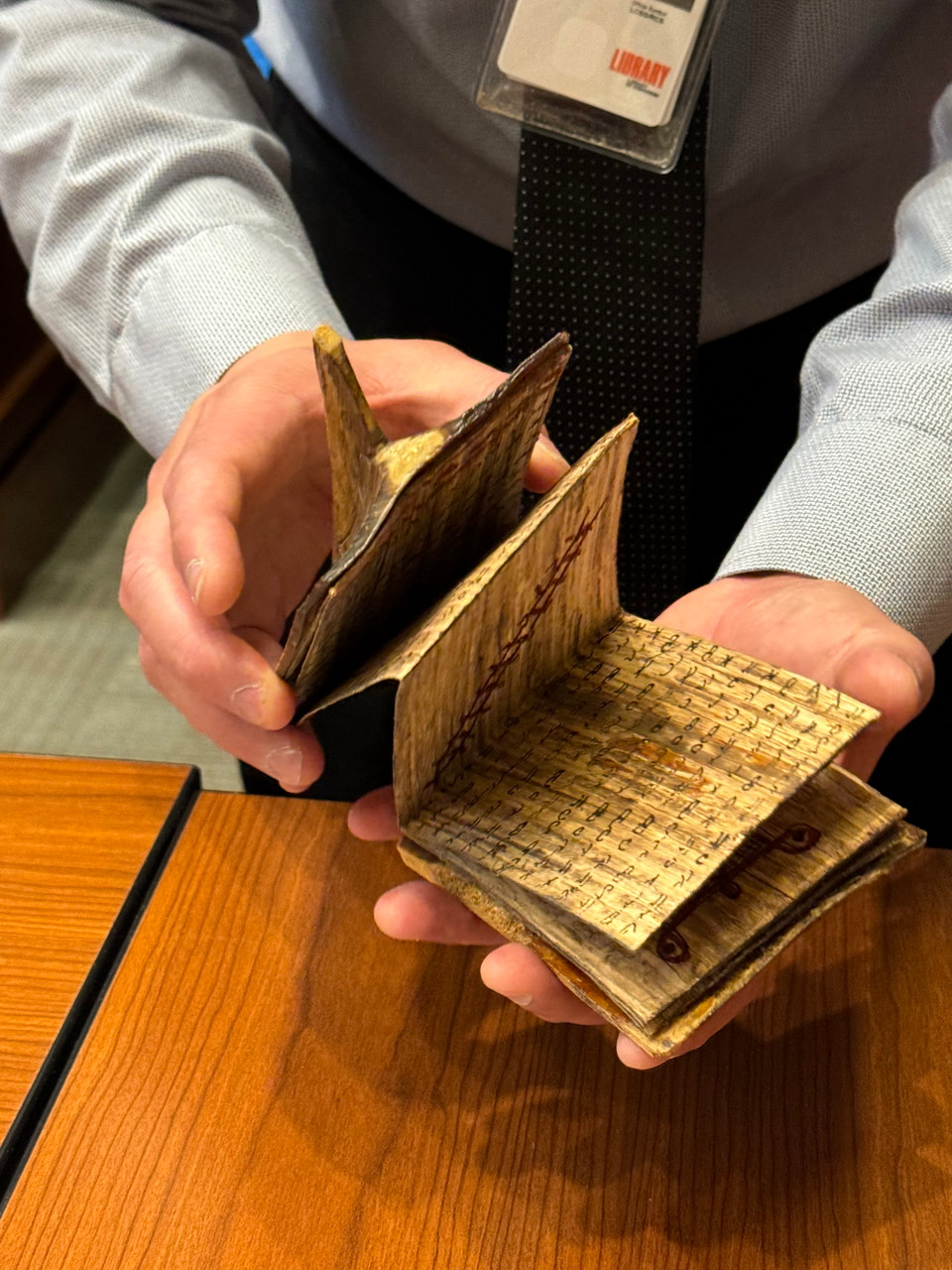 Cận cảnh cuốn sách cổ của người Malaysia được làm từ xương bò và lá cây (Ảnh: Kiều Trang/Vietnam+)