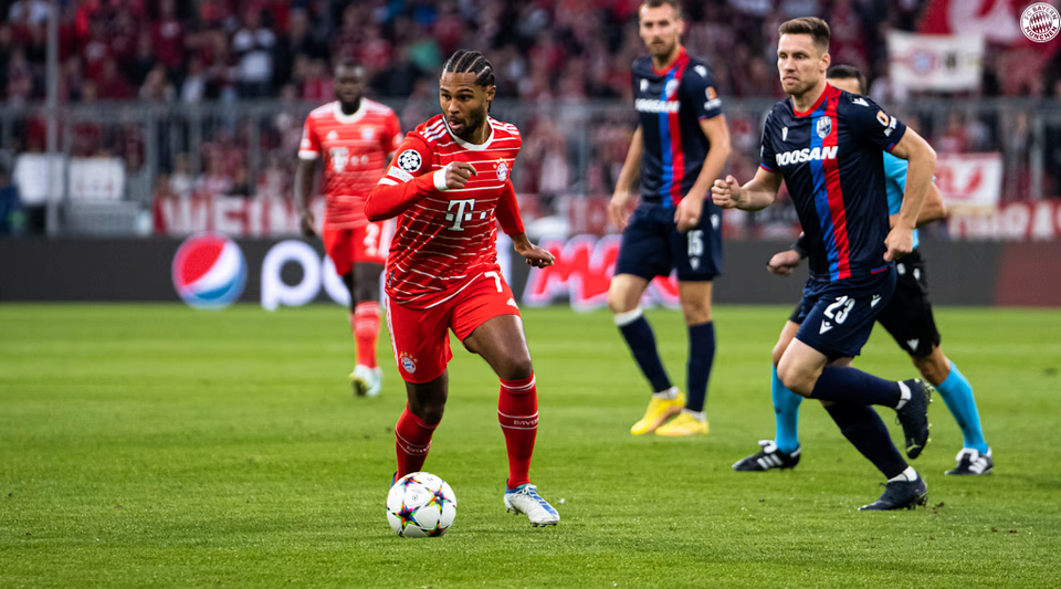 Đội chủ nhà nhập cuộc chủ động và nhanh chóng tạo nên sóng gió trước khung thành đối phương. (Nguồn: fcbayern)