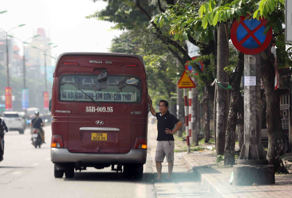 Nhiều trường hợp xe khách vẫn cố tình dừng, đỗ chờ khách tại tuyến đường Giải Phóng. (Ảnh: Phạm Kiên/TTXVN)