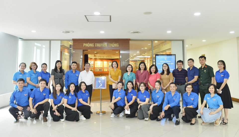 Tổng Giám đốc Thông tấn xã Việt Nam Vũ Việt Trang cùng các đoàn viên thanh niên TTXVN. (Ảnh: Minh Đức/TTXVN)