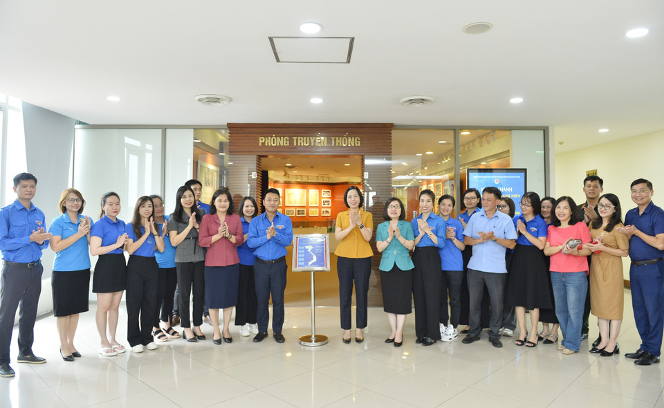 Tổng Giám đốc Thông tấn xã Việt Nam Vũ Việt Trang khánh thành công trình thanh niên Chuyển đổi Số trong giới thiệu các Khu Di tích của TTXVN. (Ảnh: Minh Đức/TTXVN)