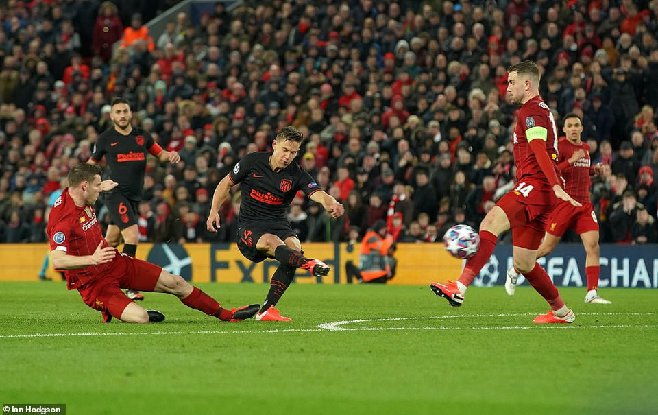 Đến phút 105, cầu thủ này lại tỏa sáng với cú sút hiểm hóc giúp Atleico dẫn 3-2...