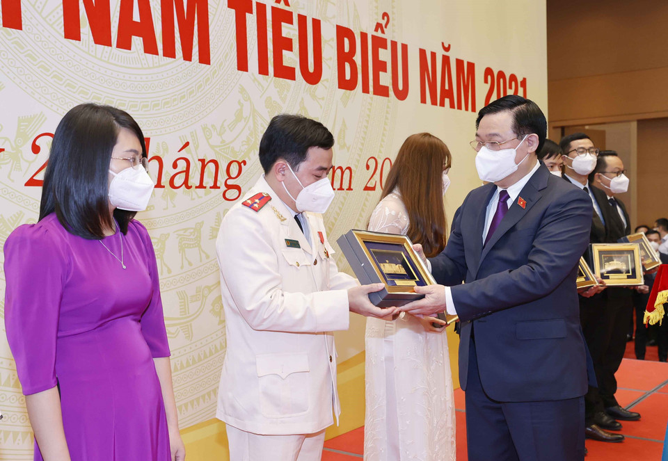 Chủ tịch Quốc hội Vương Đình Huệ tặng quà lưu niệm cho thầy thuốc trẻ Việt Nam tiêu biểu năm 2021. (Ảnh: Doãn Tấn/TTXVN)