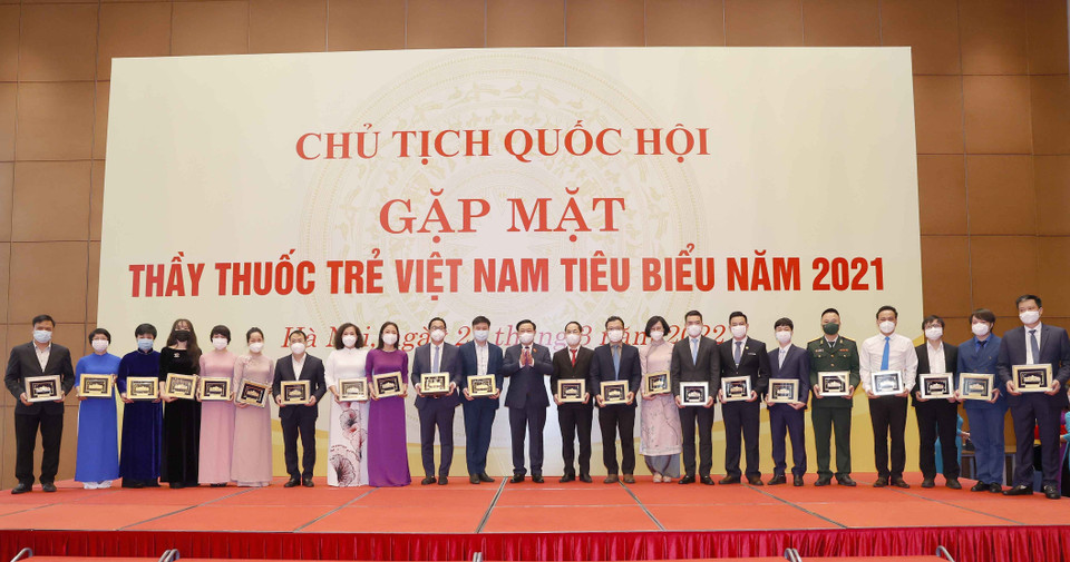 Chủ tịch Quốc hội Vương Đình Huệ với các đại biểu. (Ảnh: Doãn Tấn/TTXVN)