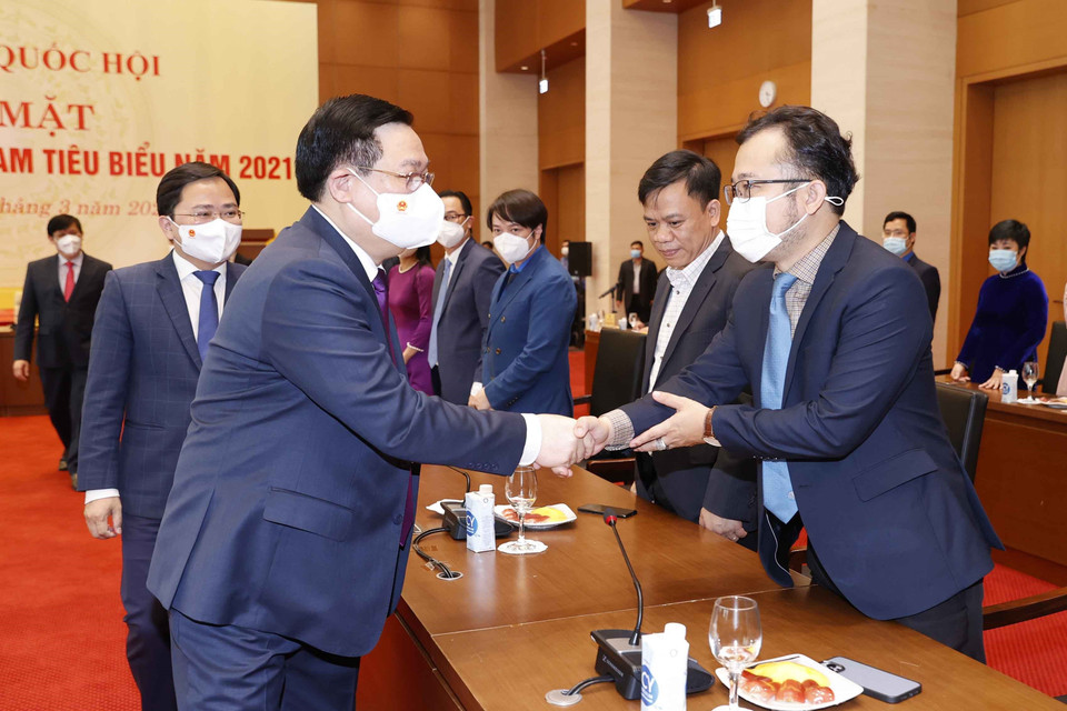 Chủ tịch Quốc hội Vương Đình Huệ với các đại biểu. (Ảnh: Doãn Tấn/TTXVN)