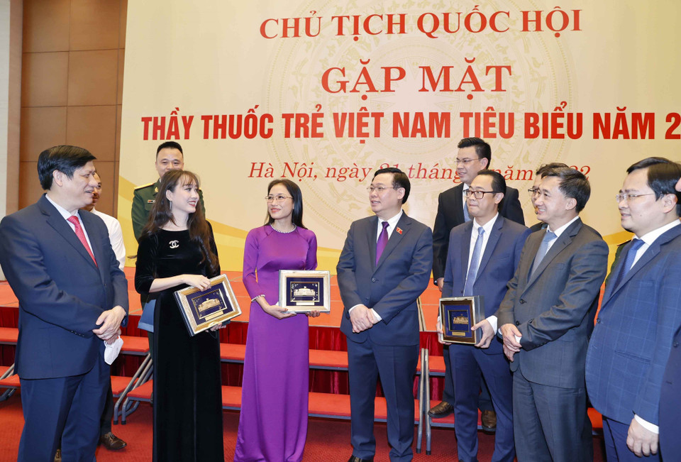 Chủ tịch Quốc hội Vương Đình Huệ với các đại biểu. (Ảnh: Doãn Tấn/TTXVN)