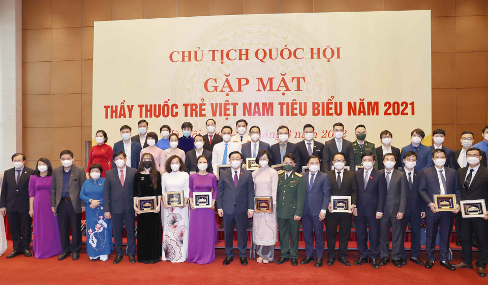 Chủ tịch Quốc hội Vương Đình Huệ chụp ảnh lưu niệm với các đại biểu. (Ảnh: Doãn Tấn/TTXVN)