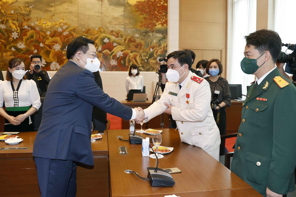 Chủ tịch Quốc hội Vương Đình Huệ với các đại biểu. (Ảnh: Doãn Tấn/TTXVN)