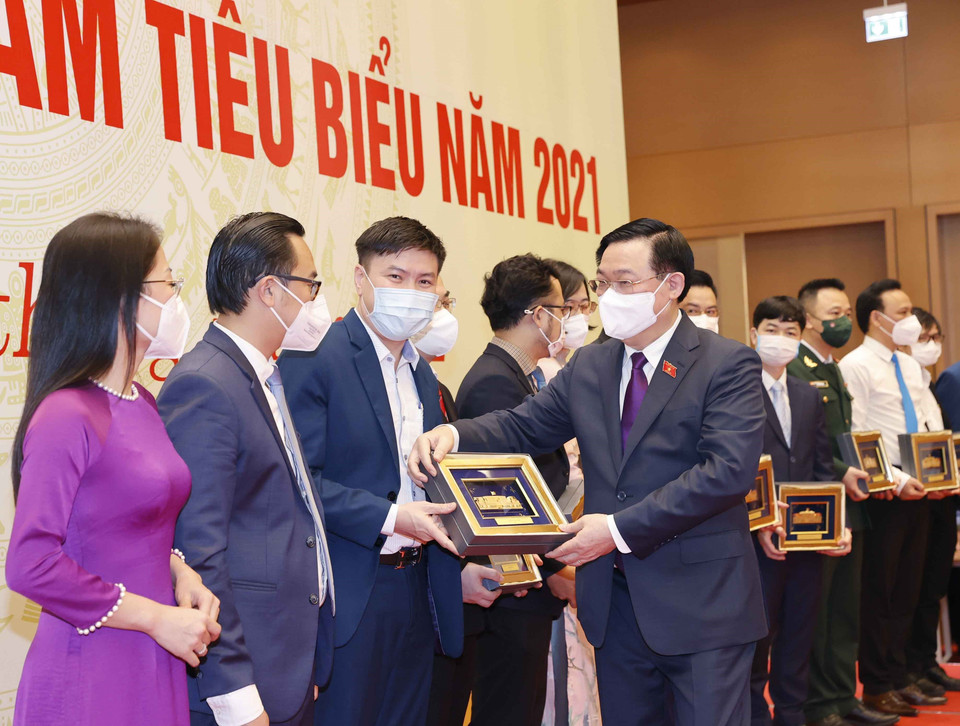 Chủ tịch Quốc hội Vương Đình Huệ tặng quà lưu niệm cho thầy thuốc trẻ Việt Nam tiêu biểu năm 2021. (Ảnh: Doãn Tấn/TTXVN)