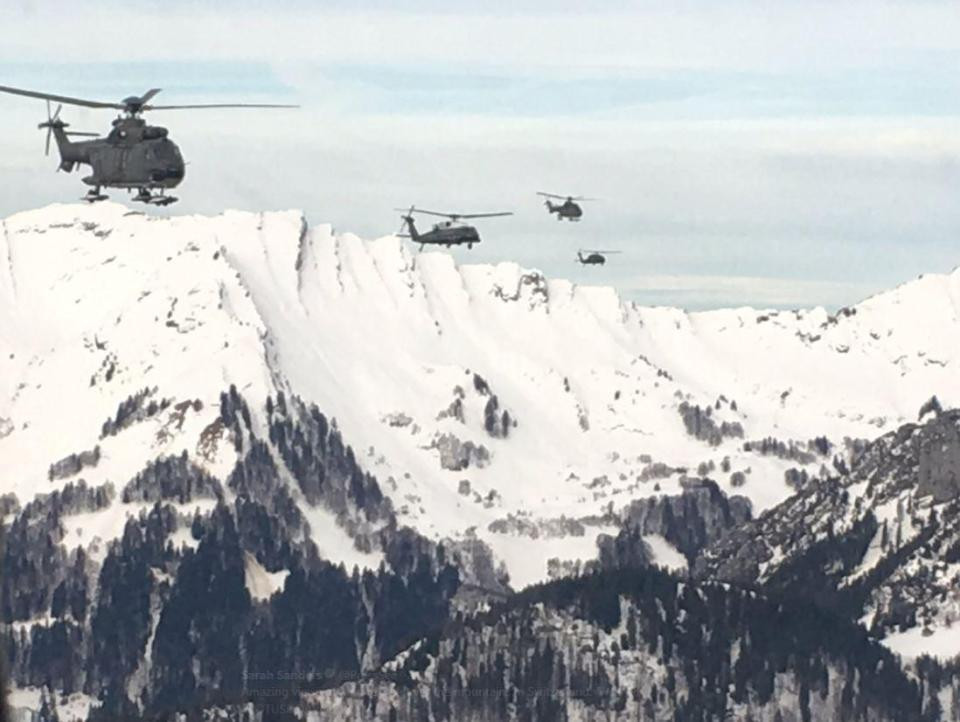 Những chiếc trực thăng đáp xuống vùng Alps của Thụy Sĩ. (Nguồn: Twitter)