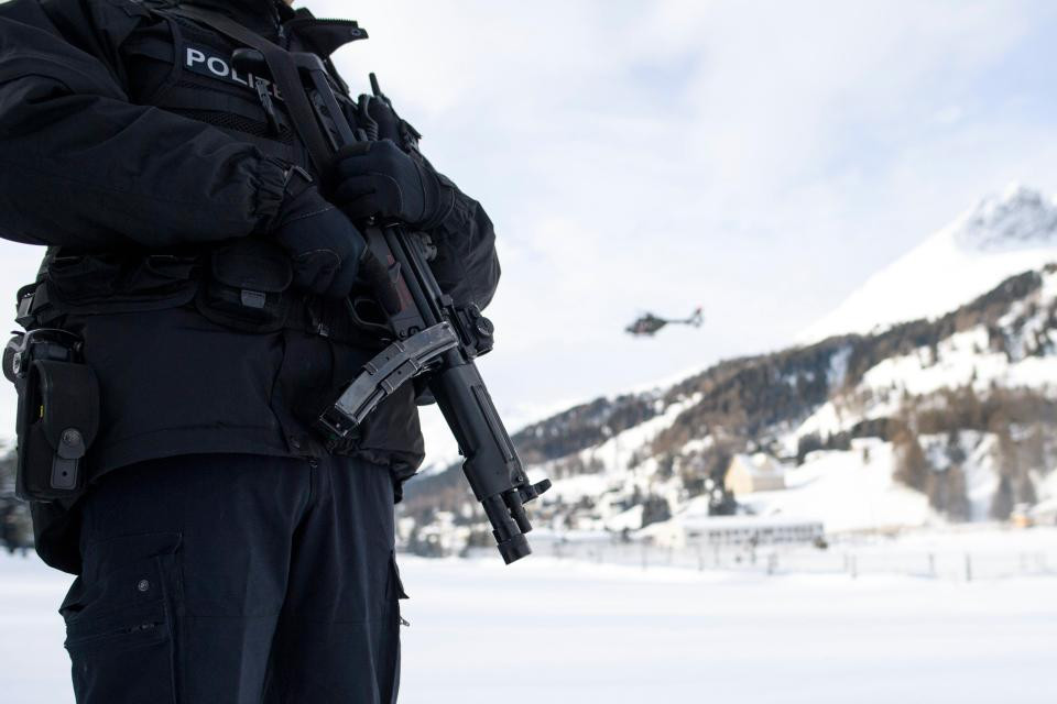 Ngoài 6 chiếc trực thăng bảo vệ trên bầu trời còn có lực lượng đặc nhiệm cũng như lính bắn tỉa dầy đặc phía dưới để bảo vệ ông Trump. (Nguồn: EPA)