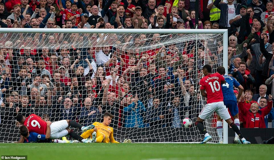 Đến phút 65, Martial nhân đôi cách biệt cho Quỷ đỏ sau đường căng ngang chuẩn xác của Andreas Pereira.