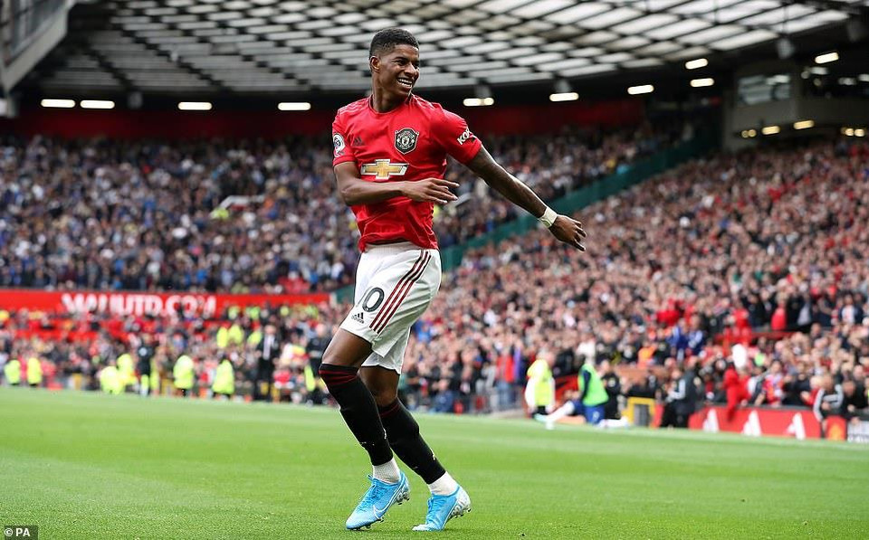 2 phút sau, Rashford hoàn tất cú đúp ở trận đấu này để đưa Quỷ đỏ dẫn 3-0.