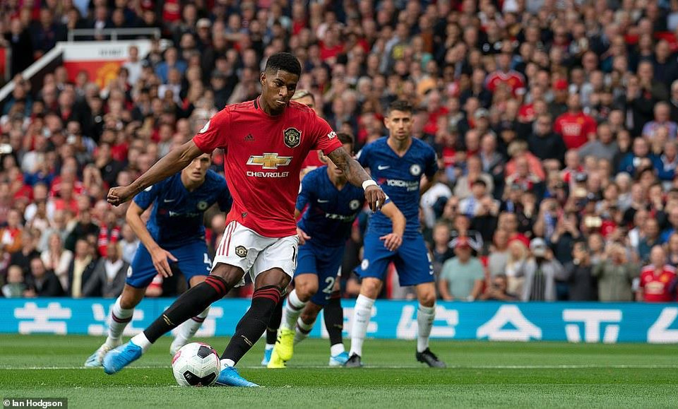 Marcus Rashford là người mở đầu cho chiến thắng của Manchester United từ chấm 11m.