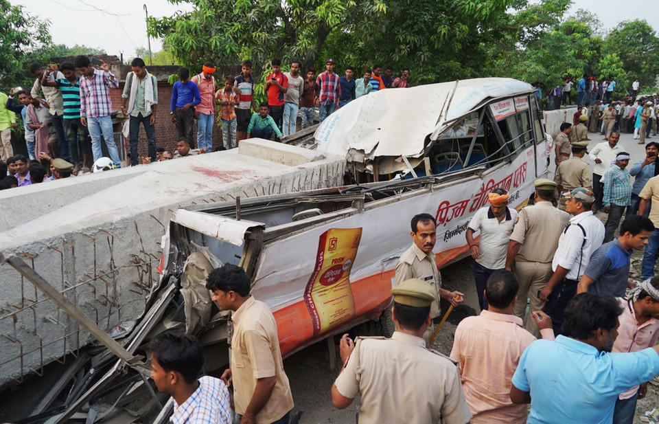 Lực lượng chức năng vẫn đang nỗ lực tìm kiếm và cứu nạn những người mất tích. Hàng trăm người dân cũng tập trung giúp đỡ cảnh sát tiến hành cứu hộ. (Nguồn: AFP/TTXVN)