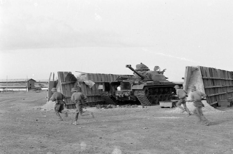 Sau 4 ngày đêm chiến đấu, đến sáng 30/4/1975, các đơn vị của Sư đoàn 304 đã chính thức tiêu diệt toàn bộ cứ điểm căn cứ Nước Trong (Long Thành, Đồng Nai) của địch, mở toang "cửa ngõ" cho lực lượng thọc sâu đánh chiếm các mục tiêu đã định trong nội thành Sài Gòn. Đây cũng là một trong các trận đánh khốc liệt nhất của quân ta trong Chiến dịch Hồ Chí Minh. (Ảnh: Tư liệu TTXVN)