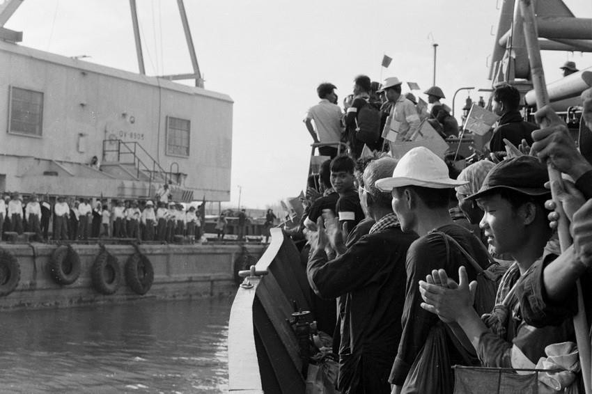 Cùng với các tỉnh ở đất liền, ngày 30/4/1975, các chiến sĩ yêu nước bị địch giam giữ ở đảo Côn Sơn đã nổi dậy, làm chủ hoàn toàn đảo này. Trong ảnh: Nhân dân thành phố Vũng Tàu và bộ đội hải quân đón mừng các chiến sỹ từ Côn Đảo chiến thắng trở về. (Ảnh: Đinh Quang Khanh/TTXVN)