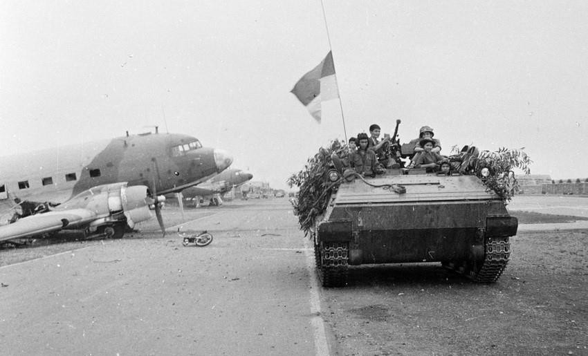 Quân Giải phóng đánh chiếm sân bay Tân Sơn Nhất, ngày 30/4/1975. (Ảnh: Ngọc Đản/TTXVN)