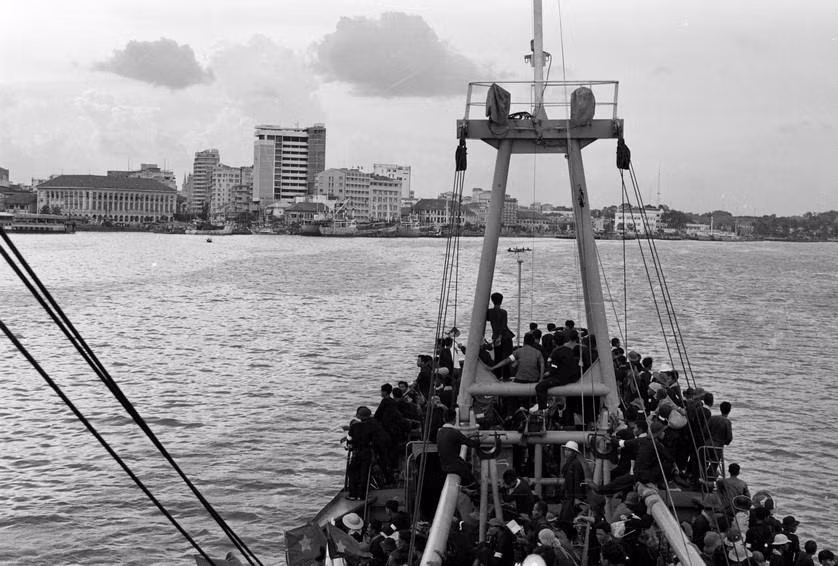 Cùng với các tỉnh ở đất liền, ngày 30/4/1975, các chiến sỹ yêu nước bị địch giam giữ ở đảo Côn Sơn đã nổi dậy, làm chủ hoàn toàn đảo này. Trong ảnh: Tàu hải quân Việt Nam đưa các chiến sỹ cách mạng từ Côn Đảo trở về đất liền. (Ảnh: Vũ Tạo/TTXVN)