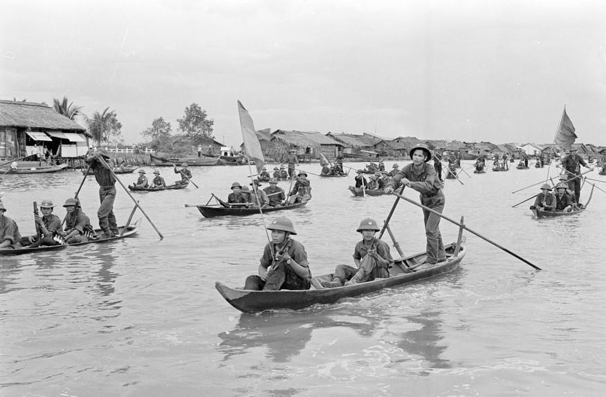 Trên đà chiến thắng, từ ngày 30/4/1975, đồng bào và các chiến sỹ các tỉnh Đông Nam Bộ và đồng bằng sông Cửu Long đã đồng loạt tiến công và nổi dậy mạnh mẽ, lần lượt giải phóng các tỉnh còn lại. Ngày 1/5/1975, toàn bộ lãnh thổ trên đất liền miền Nam Việt Nam đã hoàn toàn giải phóng. Trong ảnh: Tại Cà Mau, đêm 30/4/1975, quân ta tập trung lực lượng tiến công thị xã, kết hợp lực lượng quần chúng nổi dậy chiếm các vị trí quan trọng. 5 giờ sáng 1/5, các mũi tiến công của ta đã vào nội ô thị xã kết hợp phong trào quần chúng nổi dậy giải phóng thị xã Cà Mau lúc 10 giờ ngày 1/5/1975. (Ảnh: TTXVN)