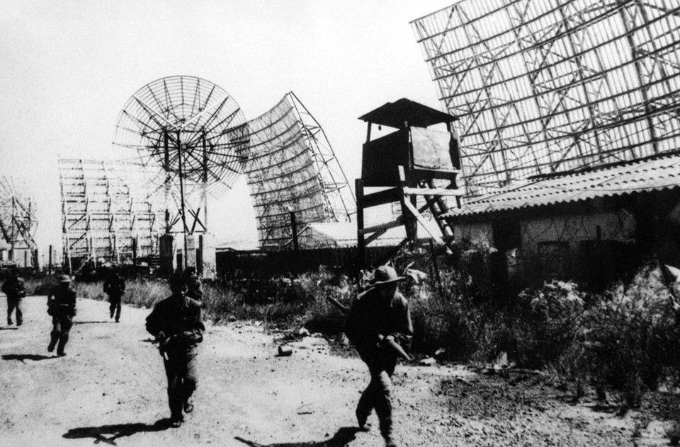 Từ đêm 29/4/1975, ở cánh Tây Nam, lực lượng bộ binh Sư đoàn 9 sau khi vượt qua các chướng ngại đồng lầy, sông nước tại Long An, nhận nhiệm vụ tấn công khu viễn thông Phú Lâm. (Ảnh: Tư liệu/TTXVN phát)