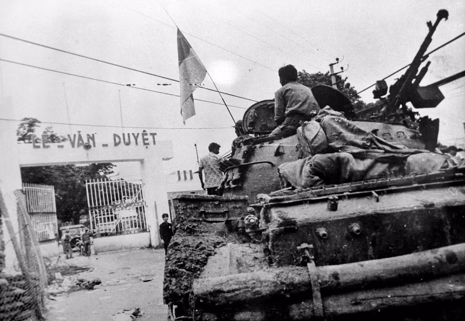 Ngày 30/4/1975, quân ta thống nhất hiệp đồng các cánh, các hướng tổng công kích vào nội thành, chiếm lĩnh các mục tiêu chiến lược. Trong ảnh: Xe tăng quân Giải phóng đánh chiếm trụ sở Biệt khu thủ đô Sài Gòn. (Ảnh: Tư liệu/TTXVN phát)