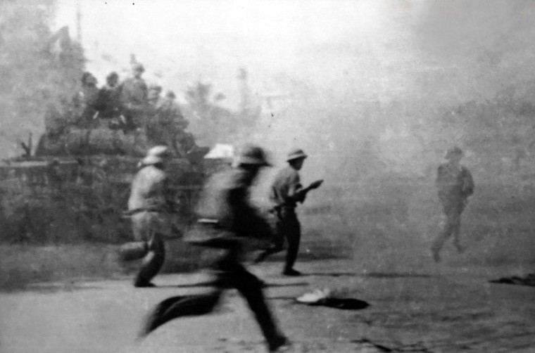 Ngày 30/4/1975, quân ta thống nhất hiệp đồng các cánh, các hướng tổng công kích vào nội thành, chiếm lĩnh các mục tiêu chiến lược. Trong ảnh: Lực lượng xe tăng và bộ binh Quân đoàn 1 tiến công Bộ Tổng tham mưu của chính quyền Sài Gòn, ngày 30/4/1975. (Ảnh: Tư liệu/TTXVN phát)