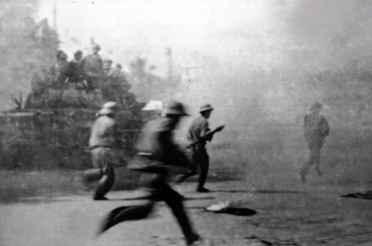 Ngày 30/4/1975, quân ta thống nhất hiệp đồng các cánh, các hướng tổng công kích vào nội thành, chiếm lĩnh các mục tiêu chiến lược. Trong ảnh: Lực lượng xe tăng và bộ binh Quân đoàn 1 tiến công Bộ Tổng tham mưu của chính quyền Sài Gòn, ngày 30/4/1975. (Ảnh: Tư liệu/TTXVN phát)