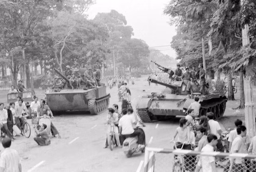 Ngày 30/4/1975, quân ta thống nhất hiệp đồng các cánh, các hướng tổng công kích vào nội thành, chiếm lĩnh các mục tiêu chiến lược. Trong ảnh: Quân giải phóng tiến vào trung tâm Sài Gòn qua ngả cầu Thị Nghè, sáng 30/4/1975. (Ảnh: Quang Khanh/TTXVN)