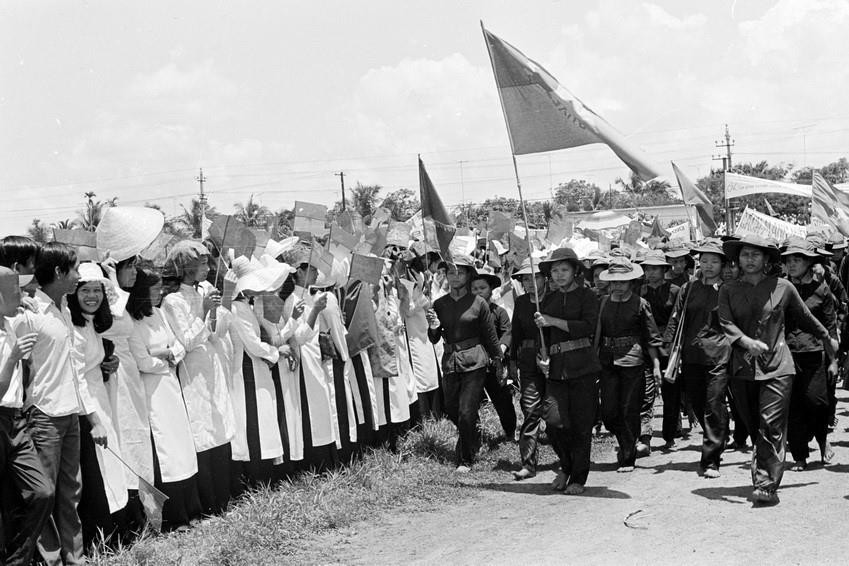 Trên đà chiến thắng, từ ngày 30/4/1975, đồng bào và các chiến sỹ các tỉnh Đông Nam Bộ và đồng bằng sông Cửu Long đã đồng loạt tiến công và nổi dậy mạnh mẽ, lần lượt giải phóng các tỉnh còn lại. Trong ảnh: Nhân dân Vĩnh Long mừng ngày chiến thắng (1/5/1975). (Ảnh: Hứa Kiểm/TTXVN)