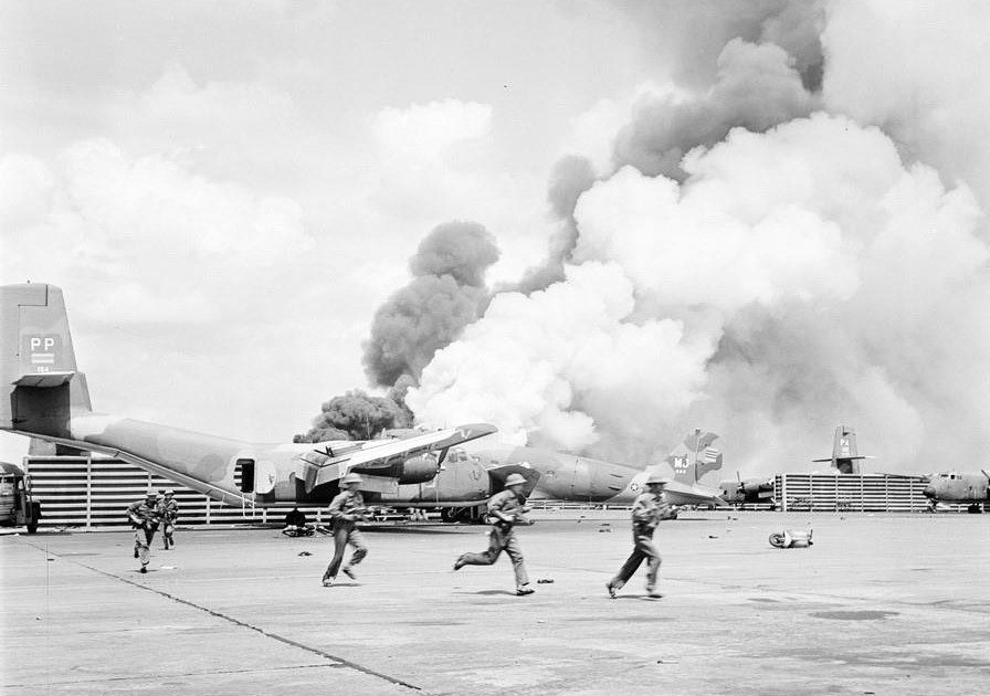 Ngày 28/4/1975, các trận địa pháo của ta nã đạn vào sân bay Tân Sơn Nhất. Đúng 11 giờ 30 phút ngày 30/4, lá cờ "Quyết thắng" của quân đội ta đã tung bay trên đỉnh cột cờ Bộ Tư lệnh không quân ngụy. Tuy nhiên, phải tới 14 giờ ngày 30/4, sân bay Tân Sơn Nhất mới thực sự im tiếng súng. (Ảnh: Đinh Quang Thành/TTXVN)