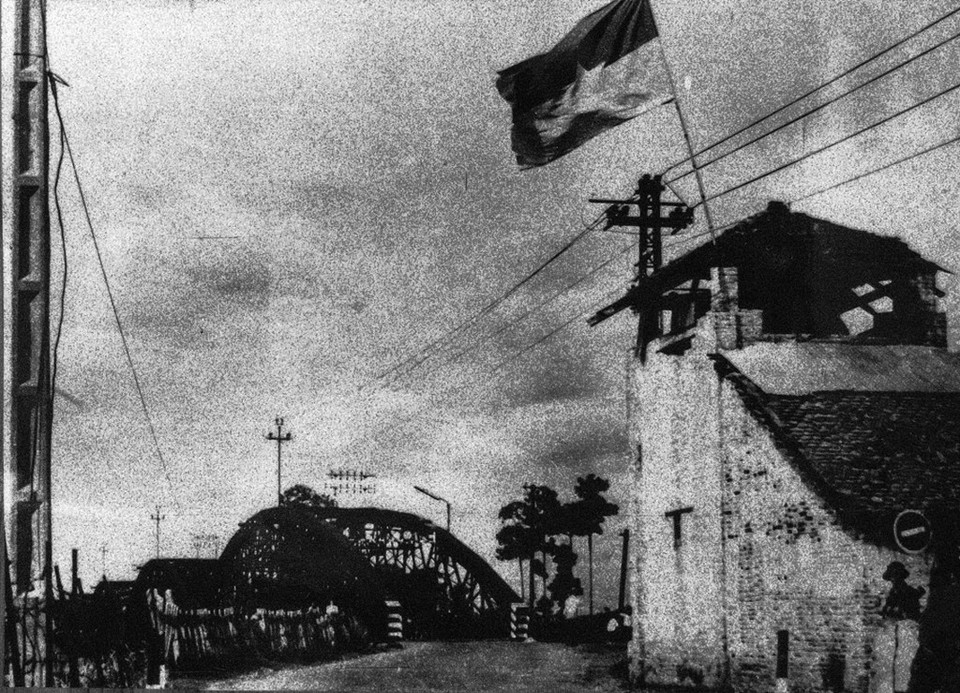 Lữ đoàn đặc công biệt động 316 và tiểu đoàn 81 (trung đoàn đặc công cơ giới) chiếm 2 đầu cầu Rạch Chiếc - cửa ngõ Sài Gòn. Trận chiến tại cầu Rạch Chiếc trong 2 ngày 27-28/4/1975 được xem là một trong những trận đánh ác liệt cuối cùng của Chiến dịch Hồ Chí Minh. (Ảnh: Tư liệu/TTXVN phát)