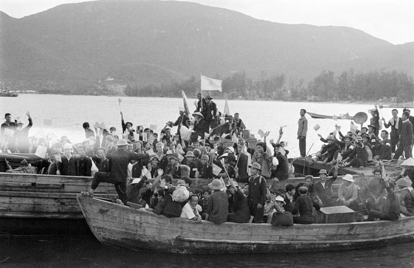 Cùng với các tỉnh ở đất liền, ngày 30/4/1975, các chiến sỹ yêu nước bị địch giam giữ ở đảo Côn Sơn đã nổi dậy, làm chủ hoàn toàn đảo này. Trong ảnh: Thầy cô giáo và học sinh trường Trung học Côn Sơn ra tiễn các chiến sỹ cách mạng trở về đất liền. (Ảnh: Vũ Tạo/TTXVN)