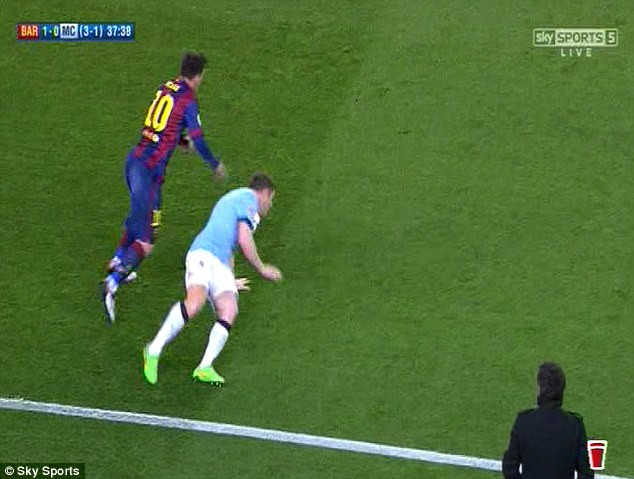 Chứng kiến pha bóng của Messi.