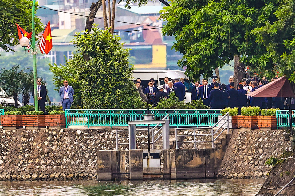 Ông cũng nhiều lần trở lại Việt Nam, tới thăm phù điêu ghi dấu sự kiện mình và chiếc máy bay bị quân dân Việt Nam bắn rơi. Thượng Nghị sỹ John McCain qua đời ngày 25/8/2018, sau hơn một năm chống chọi bệnh ung thư não. (Ảnh: Minh Sơn/Vietnam+)