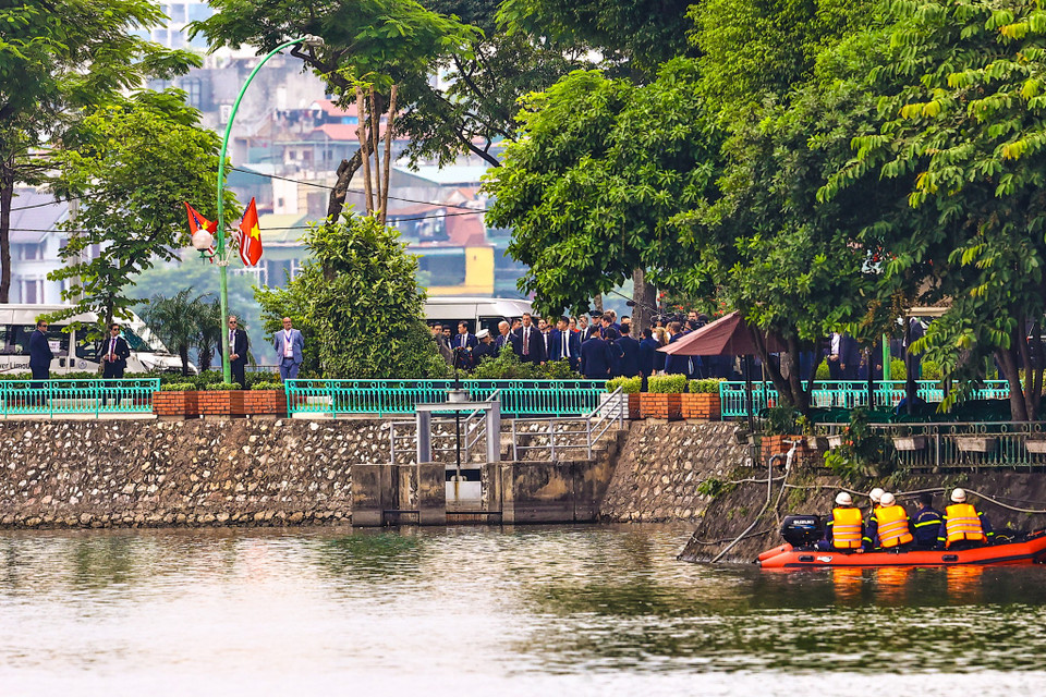 15h05 hôm nay, Tổng thống Mỹ Joe Biden cùng đoàn tháp tùng tới đặt hoa tại phù điêu cố Thượng Nghị sỹ John McCain, người bắc cầu cho quan hệ Việt-Mỹ. (Ảnh: Minh Sơn/Vietnam+)