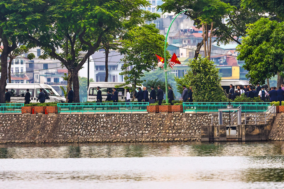 Sau khoảng 10 phút dừng trước bức phù điêu, đoàn xe hướng ra sân bay Nội Bài, chuẩn bị rời Hà Nội. (Ảnh: Minh Sơn/Vietnam+)