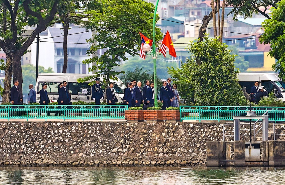 Trong chuyến thăm Việt Nam tháng 8/2021, Phó tổng thống Mỹ Kamala Harris đã tới đặt hoa tại bức phù điêu để tưởng niệm cố Thượng Nghị sỹ John McCain. (Ảnh: Minh Sơn/Vietnam+)