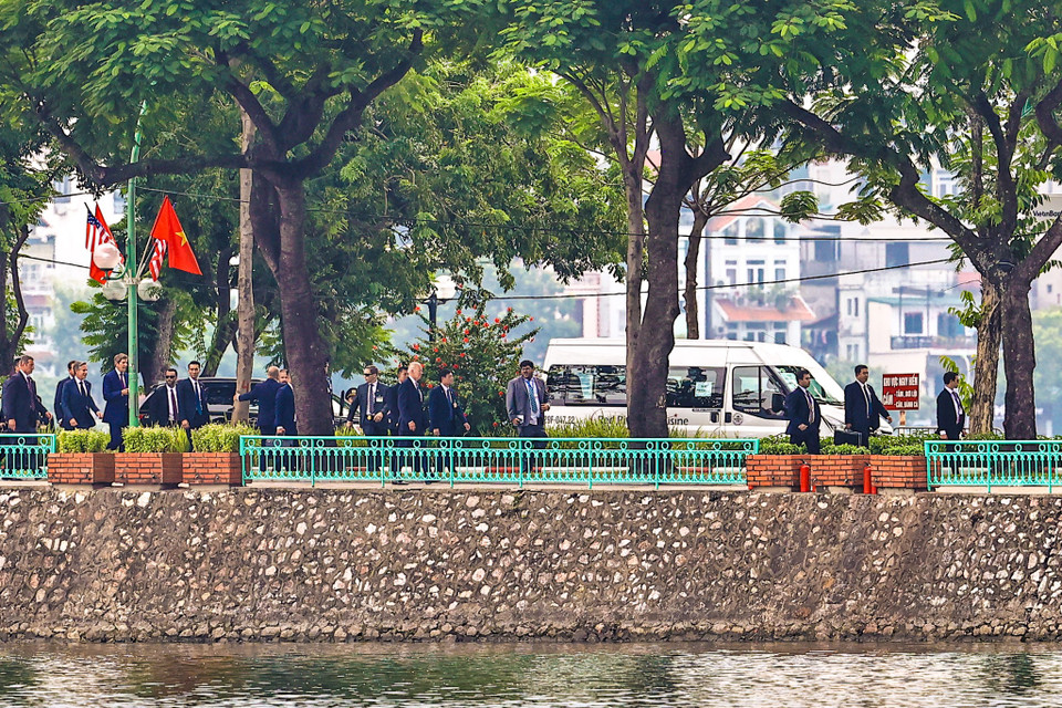 Rời phù điêu cố Thượng Nghị sỹ John McCain tại Hồ Trúc Bạch, Hà Nội, Tổng thống Mỹ Joe Biden lên đường đến sân bay Nội Bài kết thúc chuyến thăm tốt đẹp Việt Nam trong 2 ngày. (Ảnh: Minh Sơn/Vietnam+)