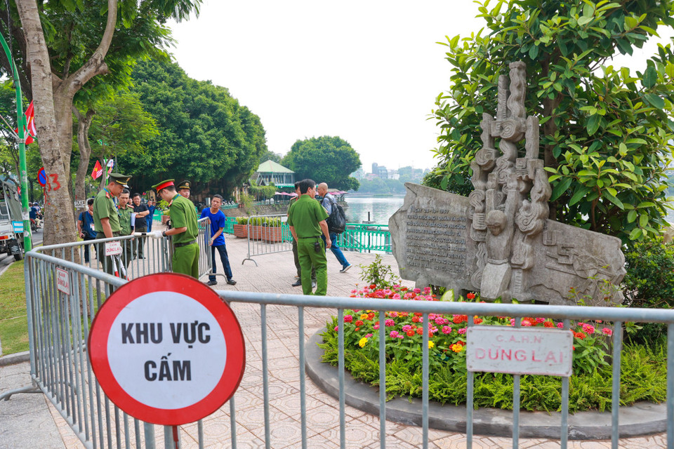 Lực lượng an ninh Việt Nam tổ chức kiểm tra, đảm bảo an toàn trước chuyến thăm của Tổng thống Mỹ Joe Biden. (Ảnh: Minh Sơn/Vietnam+)